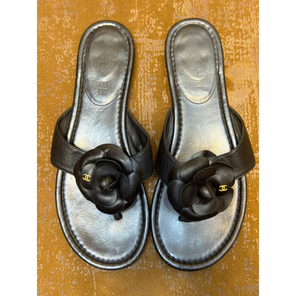 Chanel Black Leather Camellia Flower Thong Sandals Gold CC Logo G31434 40.5